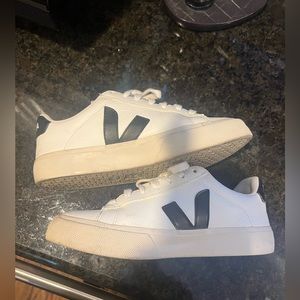 Veja sneakers🤍🖤